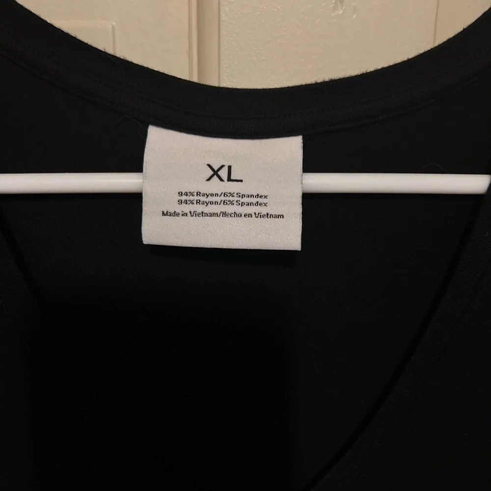 Solid black lounge tee - Picture 2 of 2